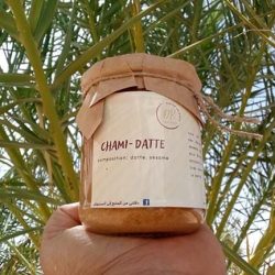 pot de pâte de sésame et de dattes tenu par une main